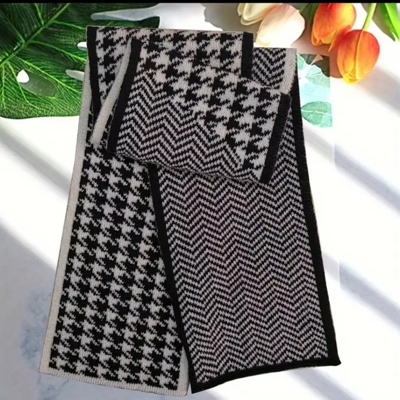 NEW! Black & White Scarf - BTQ - Picture 6 of 6